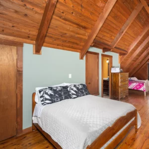 Lovingston House Loft Full Bed